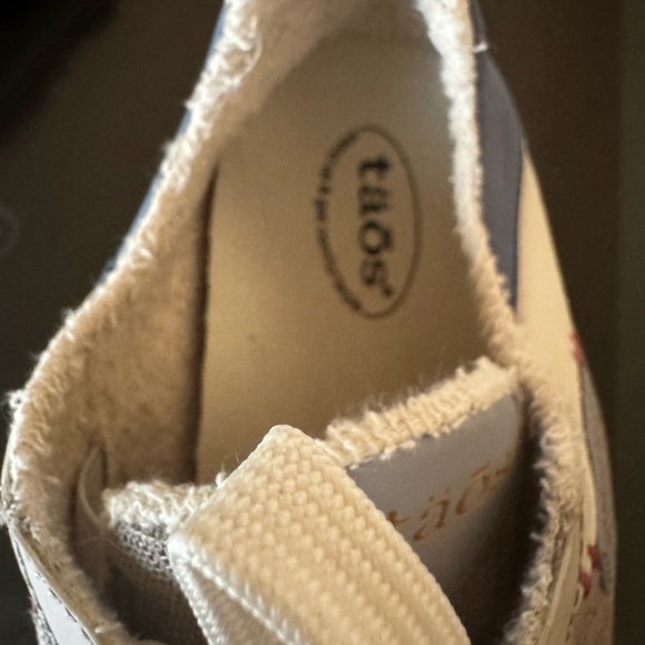 Taos Footwear Women’s Gray and Navy Sneakers - Picture 14 of 15